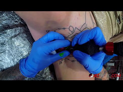 ❤️ Uiters getatoeëerde hottie Sully Savage het 'n tatoeëermerk op haar klitoris gekry Seksvideo by porn af.pornovore.ru ❌